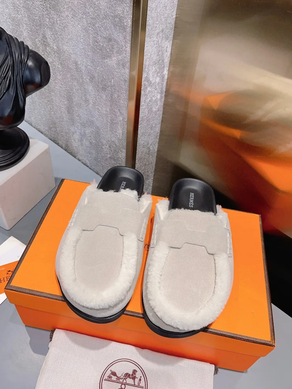 [H Family Hermès] P: 520💰 Size: Male 39-44 (45 customized) Female 35-40 (41 customized) HERMES Hermès top luxury version HERMES Hermès cute half-drag.  Jindian’s family language design! It looks good no matter how you match it! Casual and high-end feeling. The comfort is also great. Paired with various colorful socks, it gives a trendy and high-end feeling. The top version of real wool is high quality. ●Upper: imported cow suede. ●Inner: imported sheepskin. ●Foot pads: imported mixed sheepskin.